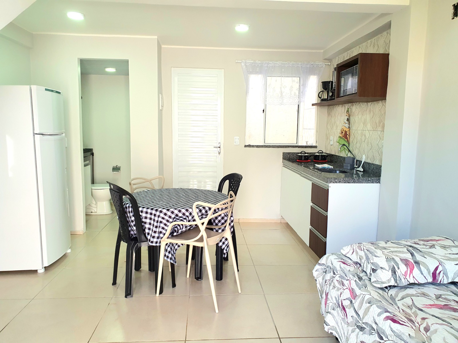 Cozinha equipada do loft em Cumbuco