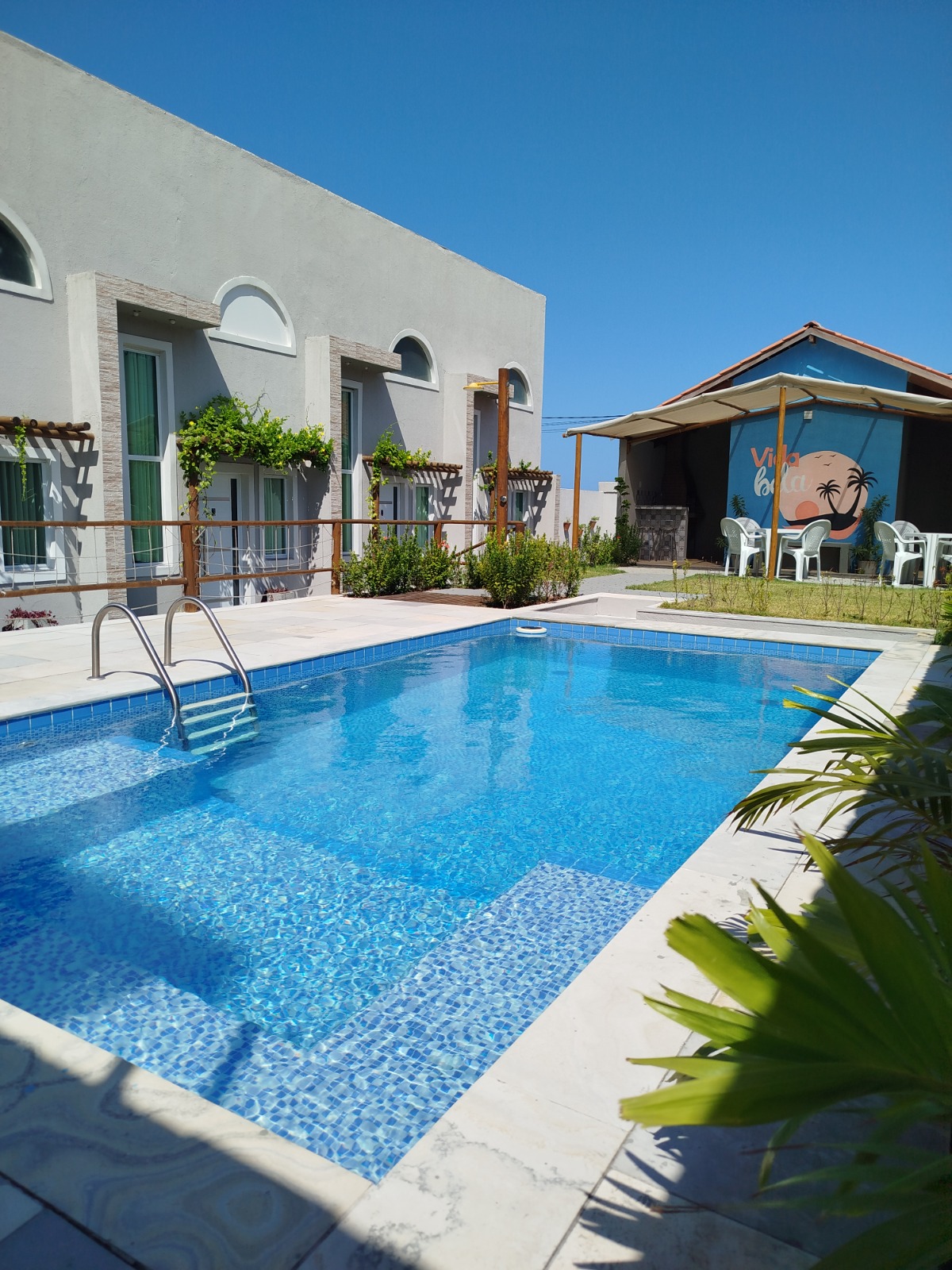 Piscina do Vida Bela Lofts em Cumbuco com coqueiros